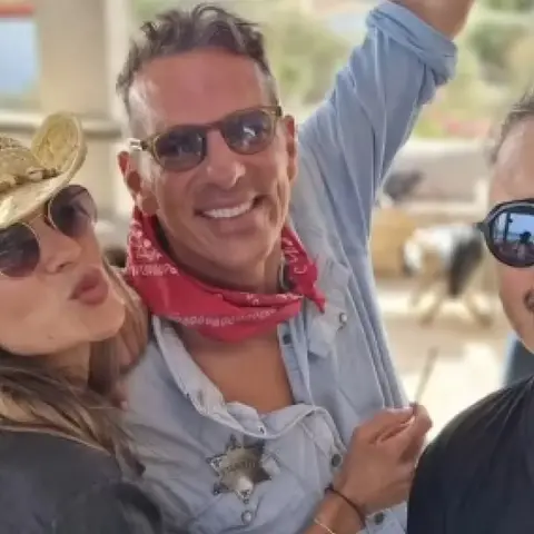 Joaquín Prat, fiesta sorpresa en Formentera por su 50 cumpleaños y una tarta llena de nostalgia